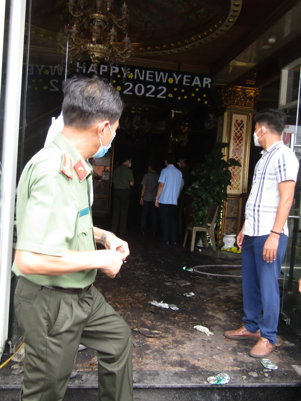 Liên quan vụ cháy quán karaoke làm 32 người thiệt mạng ở Bình Dương: Khởi tố 2 cán bộ công an ảnh 2