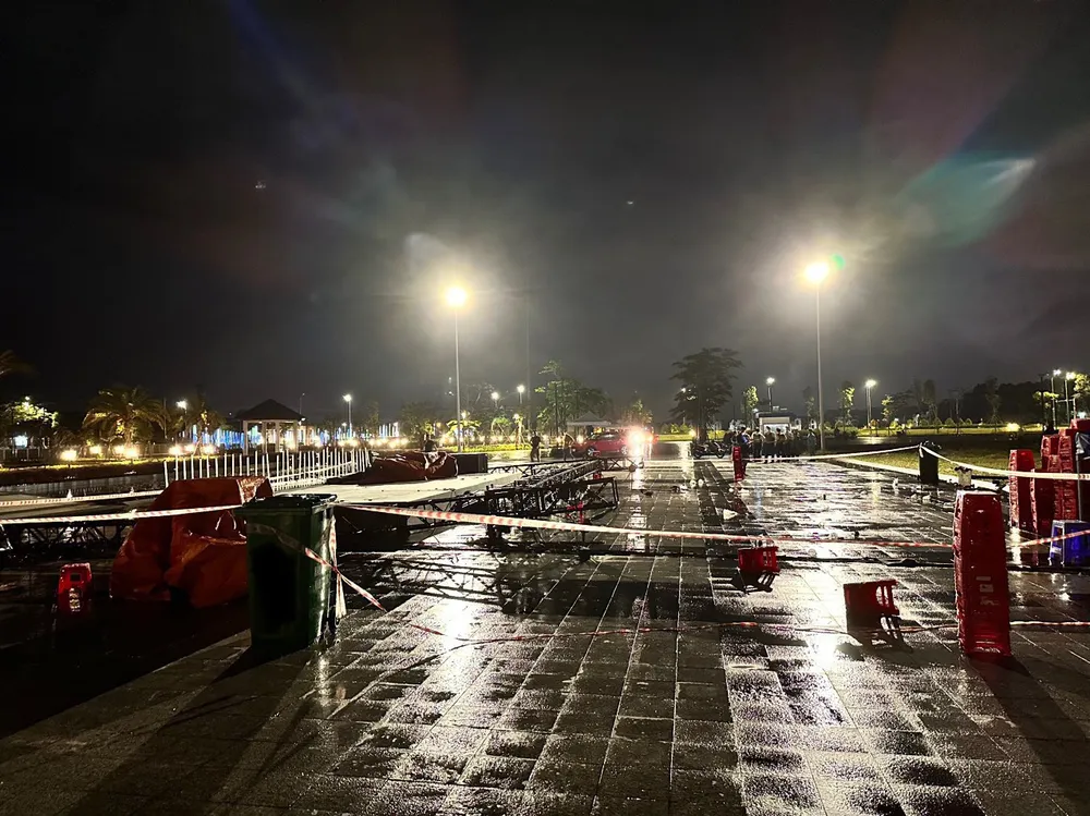 Ngã khung chiếu sáng sân khấu ở Bình Dương, 6 người bị thương ảnh 1