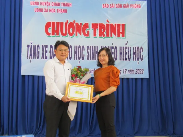 Bà Nguyễn Thị Kim Tuyến, Phó Chủ tịch UBND xã Hòa Thạnh tặng hoa và thư cảm ơn Công ty cổ phần Ngôi sao biển Sài Gòn