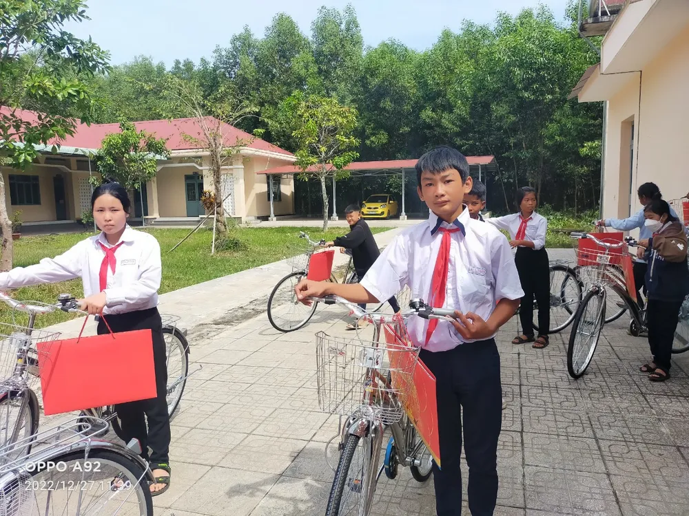 Các em học sinh phấn khởi khi được tặng chiếc xe đạp mới làm hành trang tới trường