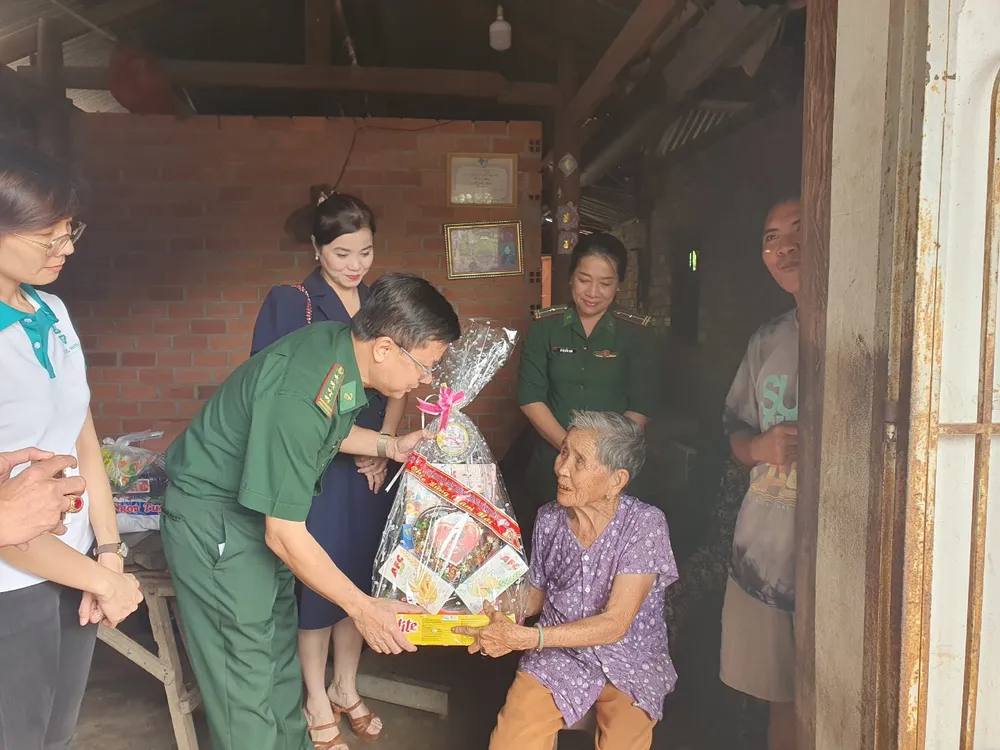 Đại tá Phạm Đình Triệu, Bí thư Đảng ủy, Chính ủy BĐBP tỉnh Tây Ninh cùng mạnh thường quân thăm, tặng quà cho hộ gia đình có hoàn cảnh khó khăn trên địa bàn xã Tân Hòa