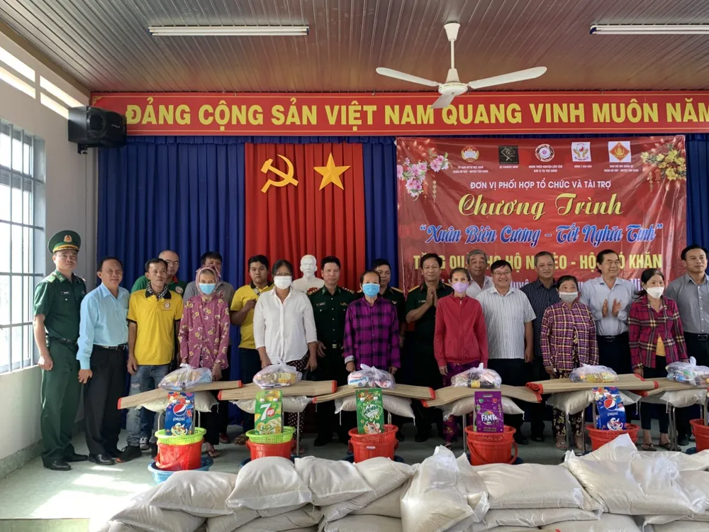 Hộ nghèo và các gia đình chính sách nhận quà tết từ các đơn vị