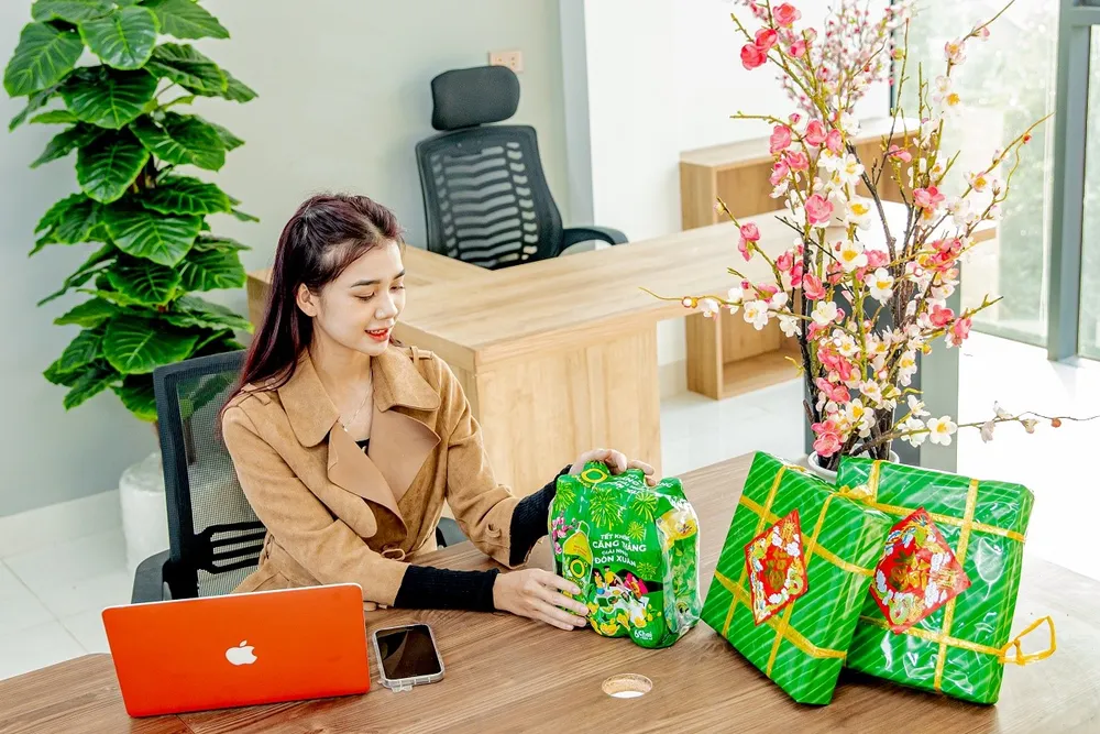 Họ tìm đến với các thức uống có nguồn gốc tự nhiên như Trà Xanh Không Độ để giải tỏa những căng thẳng, mệt mỏi cuối năm