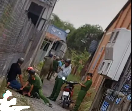 Lực lượng chức năng khống chế đối tượng - Ảnh cắt từ clip