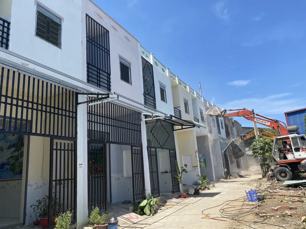 2 máy múc phá dỡ các căn nhà xây dựng trái phép