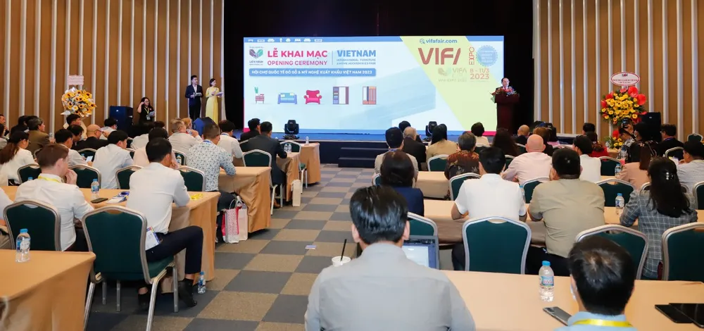 Đông đảo doanh nghiệp trong và ngoài nước tham gia khai mạc hội chợ