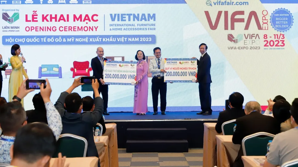 Ban tổ chức hội chợ trao ủng hộ Quỹ vì người nghèo TPHCM và Hội bảo trợ bệnh nhân nghèo