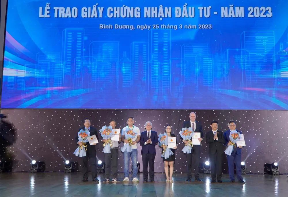 Lãnh đạo tỉnh Bình Dương trao giấy chứng nhận đầu tư cho các doanh nghiệp
