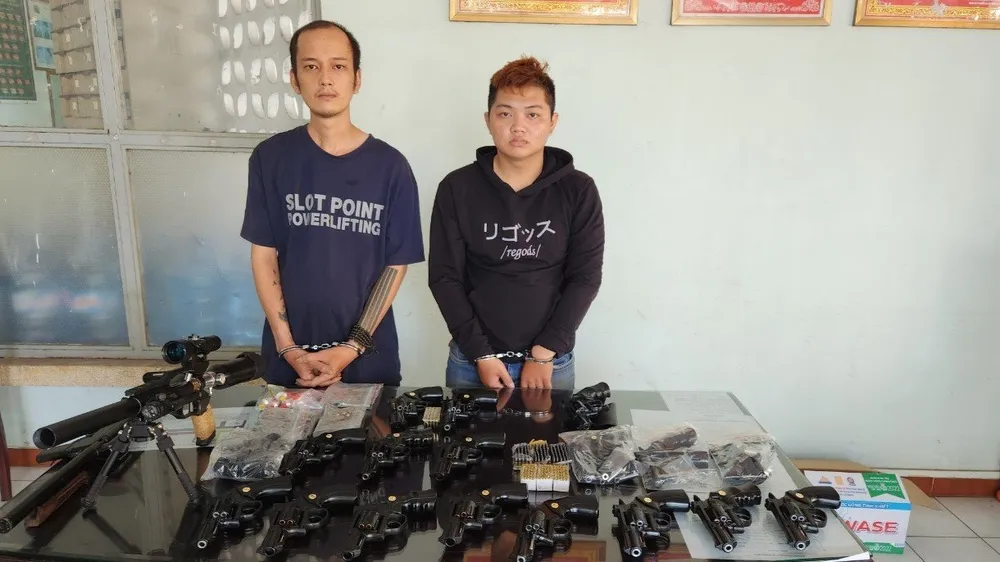 Bình Dương: Tạm giữ hình sự 2 đối tượng tàng trữ vũ khí quân dụng  ảnh 1