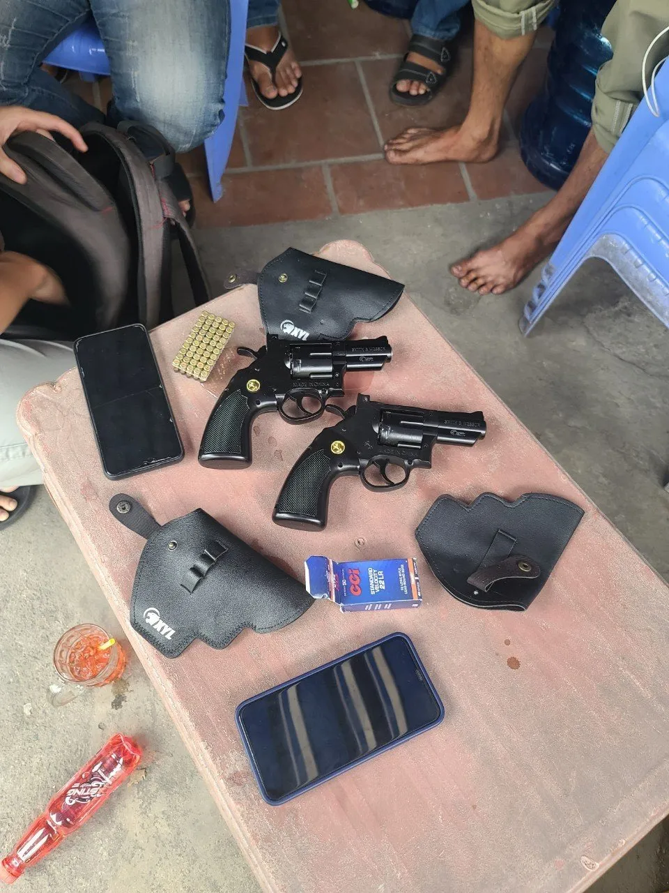 Công an tạm giữ nhiều súng đạn của các đối tượng