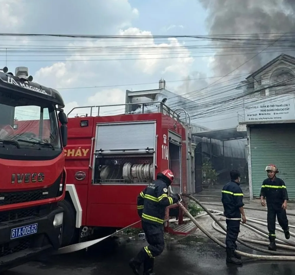 Lực lượng PCCC triển khai phương tiện cứu hỏa tại hiện trường Lực lượng PCCC triển khai phương tiện cứu hỏa tại hiện trường