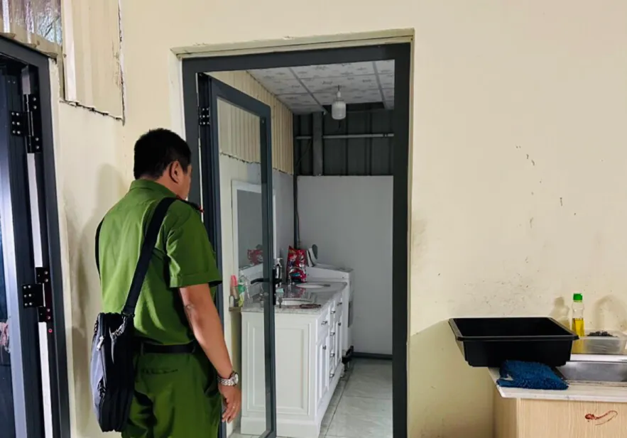 Công an khám nghiệm hiện trường vụ án mạng Công an khám nghiệm hiện trường vụ án mạng