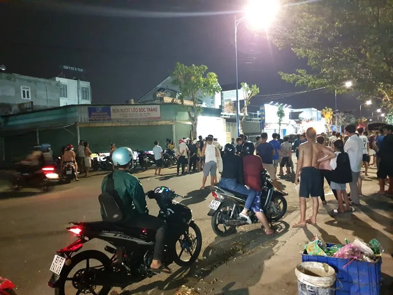 Nhiều người hiếu kỳ theo dõi công an khống chế đối tượng Nhiều người hiếu kỳ theo dõi công an khống chế đối tượng