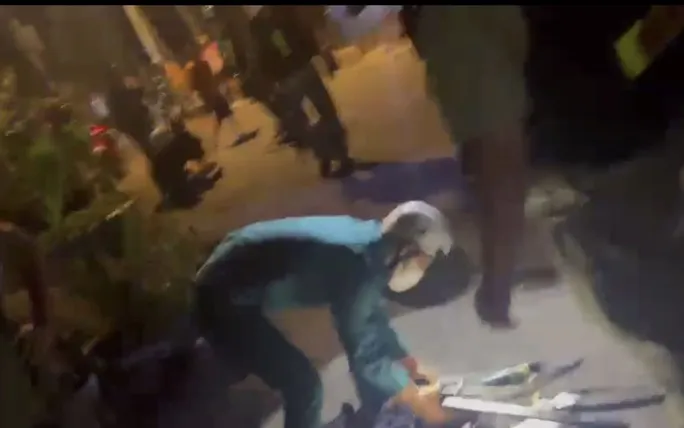 Lực lượng chức năng thu giữ hung khí của nhóm đối tượng Lực lượng chức năng thu giữ hung khí của nhóm đối tượng