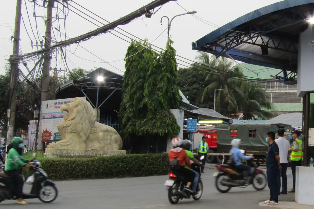 Công nhân vào công ty làm việc sáng nay 11-4