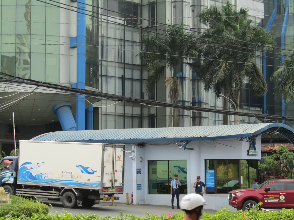 Xe tải làm thủ tục vào khu vực nội bộ của công ty Tân Hiệp Phát