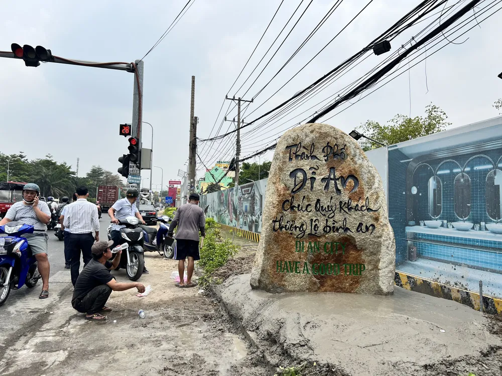 Phiến đá lắp đặt thay cho cổng chào trên Quốc lộ 1K