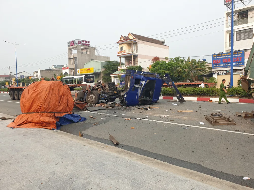 Rất may thời điểm xảy ra vụ việc, trên đường có ít người qua lại