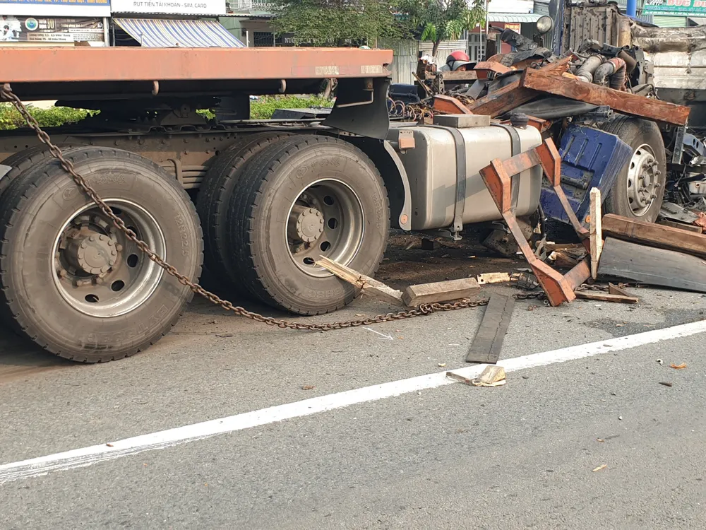 Xe đầu kéo hư hỏng sau sự cố