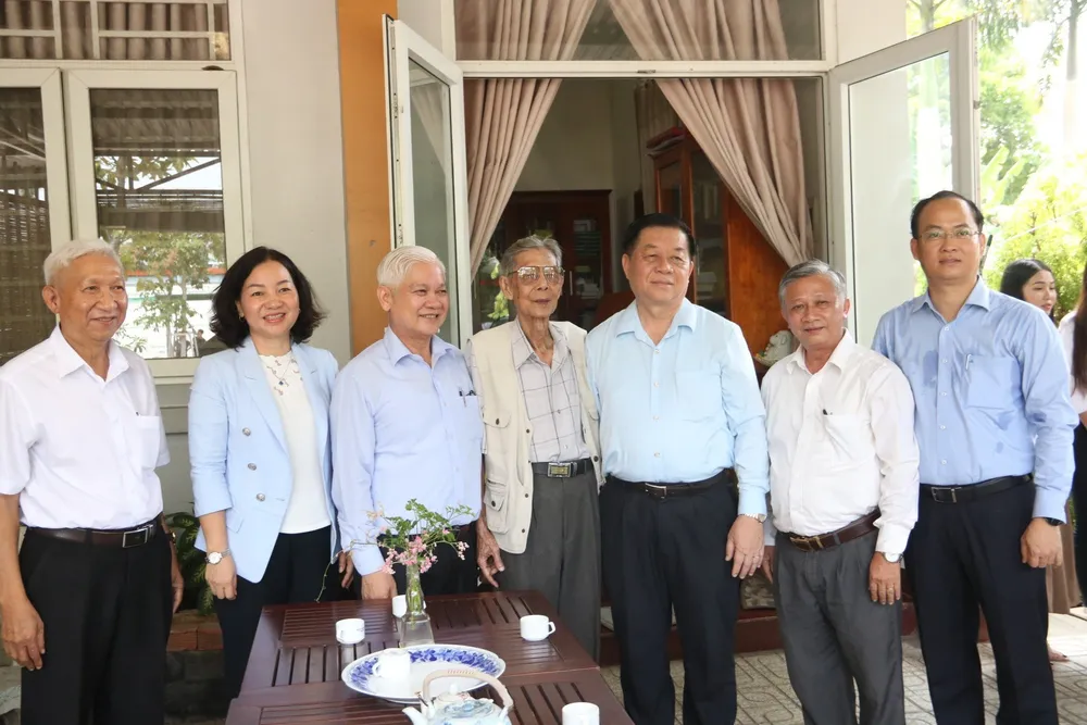 Đoàn công tác thăm gia đình nhạc sĩ Lư Nhất Vũ và nhà thơ Lê Giang