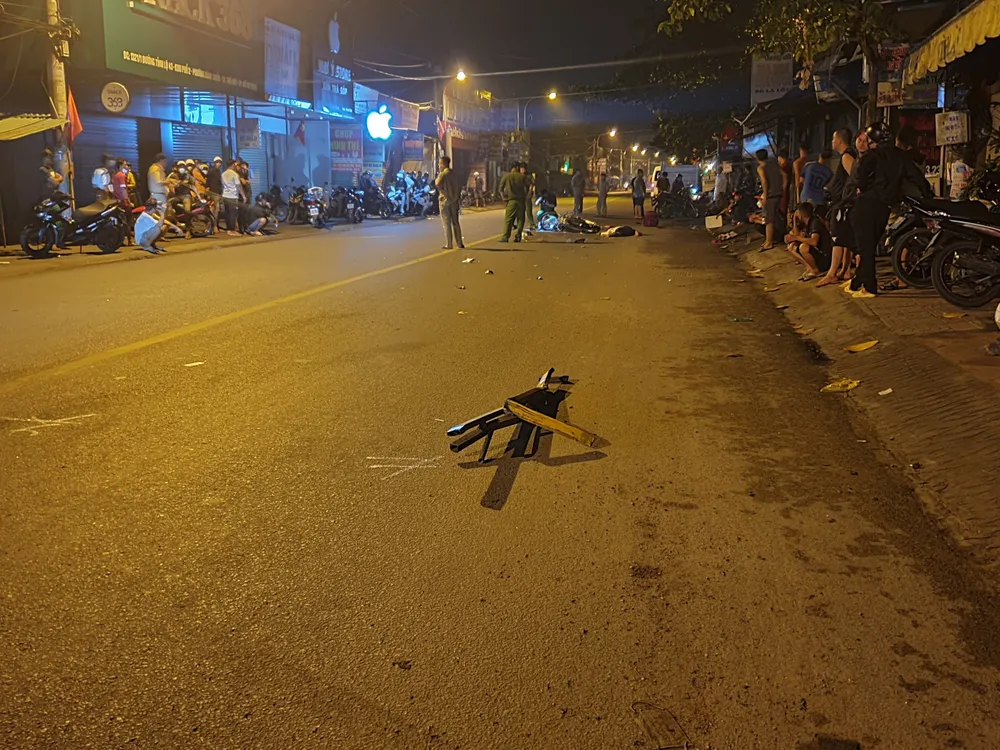 Mảnh vỡ của phương tiện nghi gây tai nạn