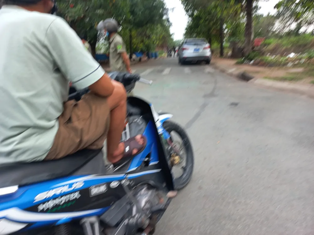 Người dân hiếu kỳ đứng xem tại khu vực phát hiện 2 chân người bị đốt cháy, thời điểm phát hiện vụ việc