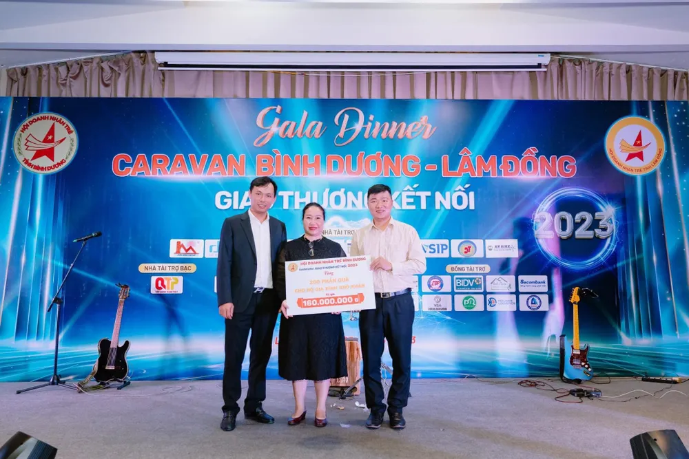 Hội doanh nhân trẻ trao biểu trưng 200 phần quà cho hộ gia đình khó khăn Hội doanh nhân trẻ trao biểu trưng 200 phần quà cho hộ gia đình khó khăn