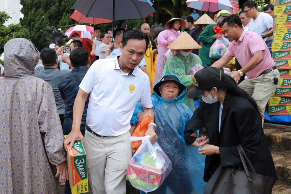 Trao tặng quà cho các hộ gia đình khó khăn Trao tặng quà cho các hộ gia đình khó khăn