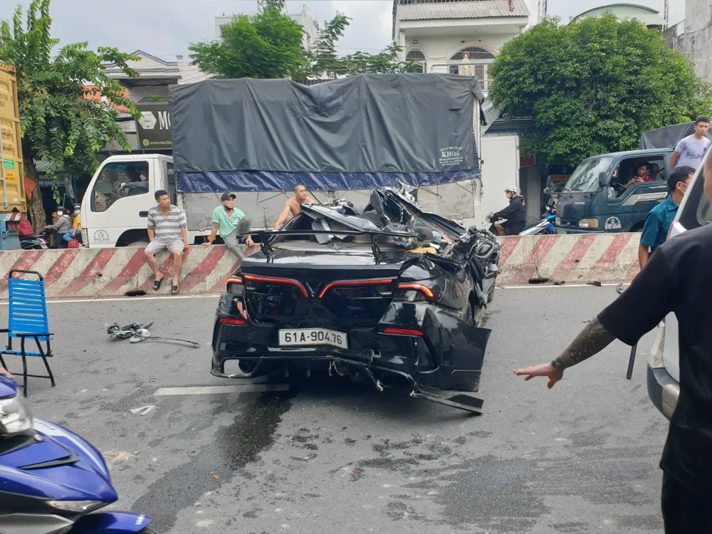 Chiếc ô tô bị biến dạng sau tai nạn