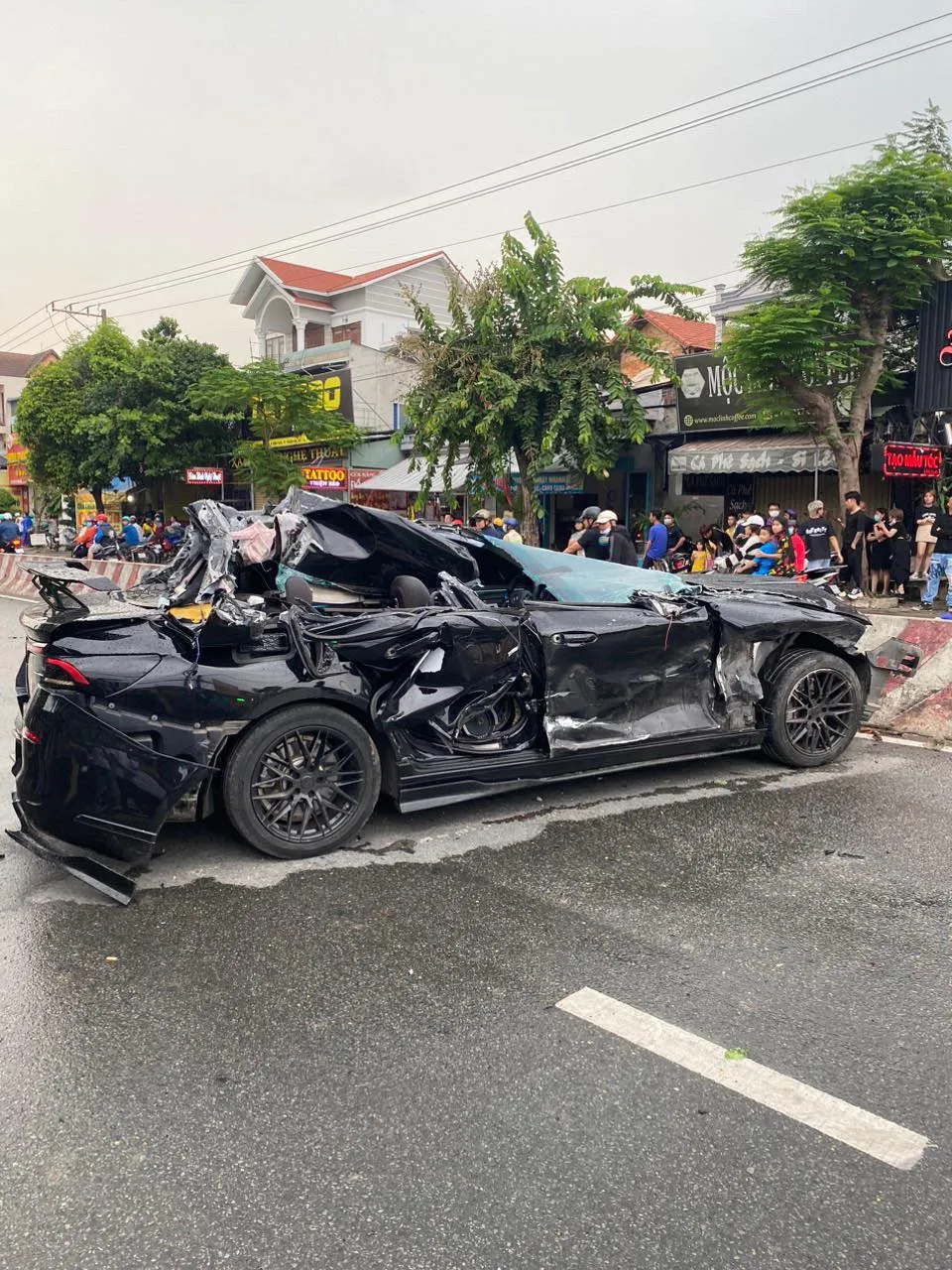 Chiếc ô tô bị biến dạng sau tai nạn