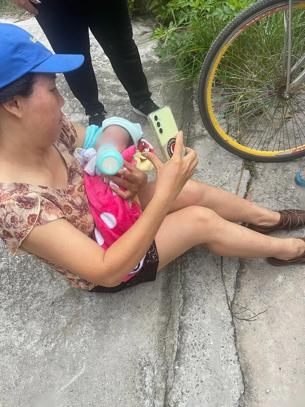 Người dân chăm sóc bé sơ sinh bị bỏ rơi, thời điểm mới phát hiện