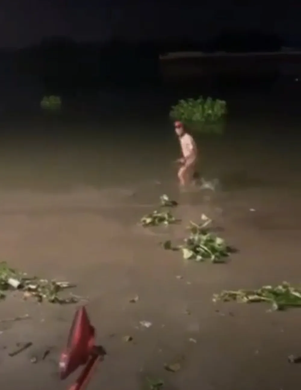 Người dân tiếp cận cứu 2 mẹ con đuối nước