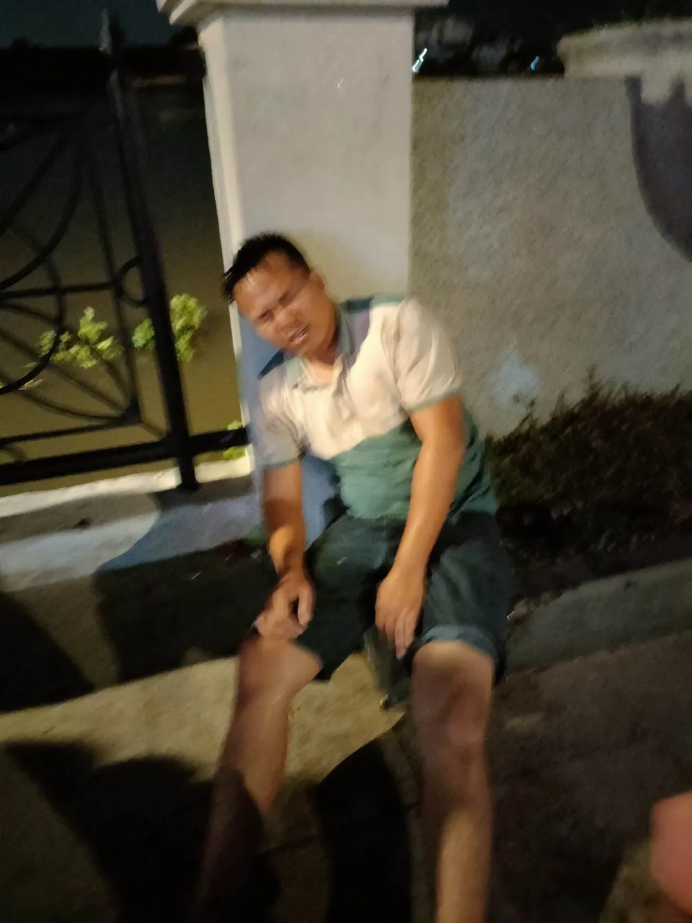 Một người mệt nhoài sau khi cứu người chới với dưới dòng nước