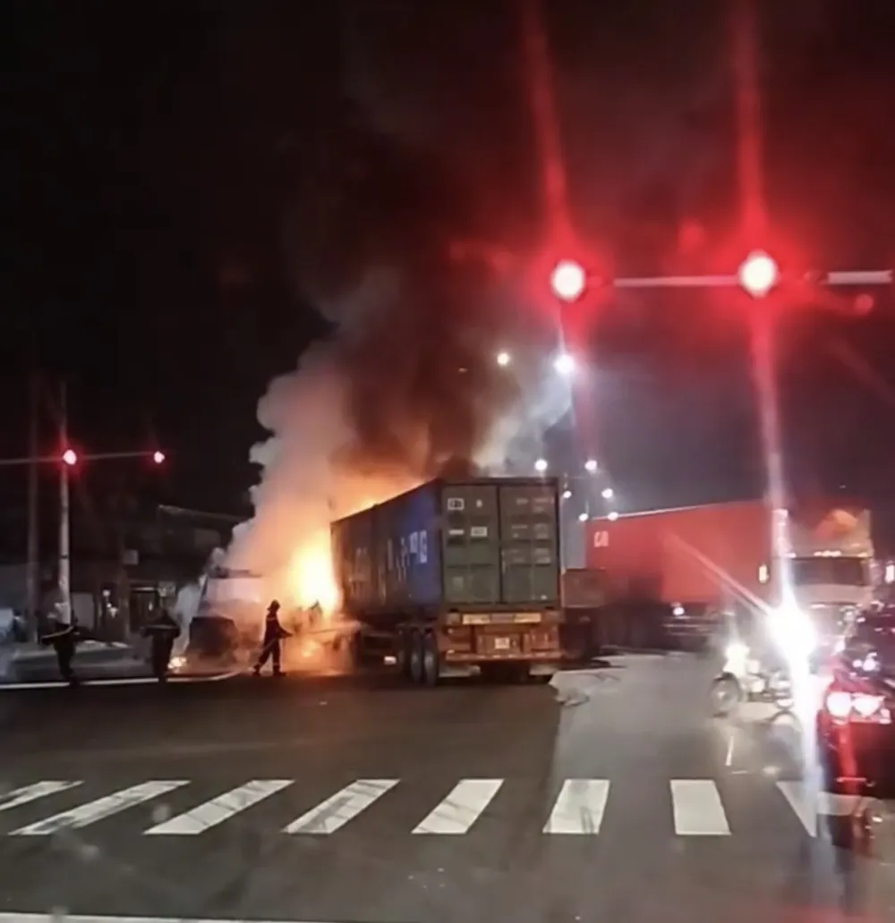 Sau va chạm, 2 đầu xe bốc cháy ngùn ngụt