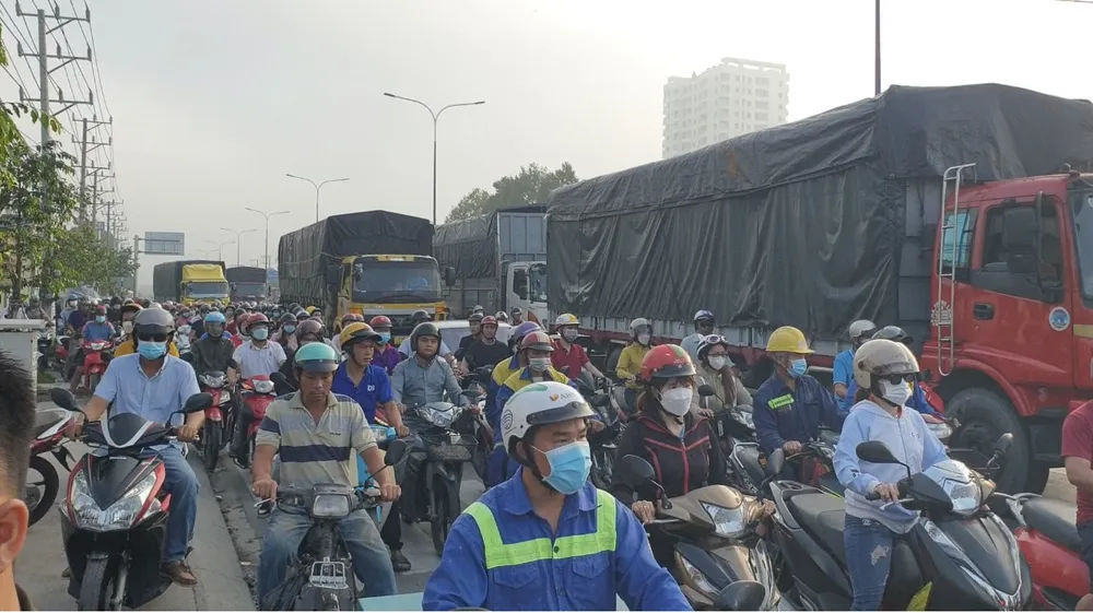 Giao thông ùn ứ tại khu vực xảy ra vụ va chạm giao thông