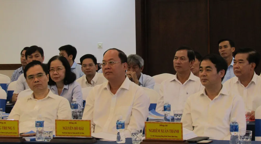 Đồng chí Nguyễn Hồ Hải (ngồi giữa, hàng đầu), Phó Bí thư Thành ủy TPHCM tham dự hội thảo