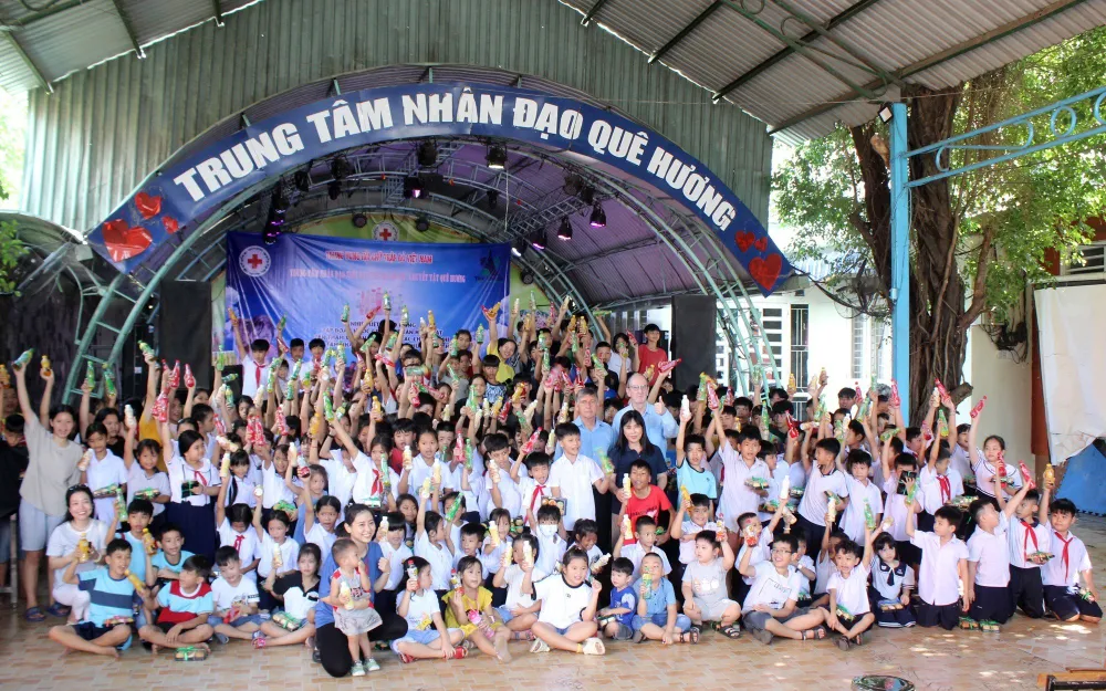 Lãnh đạo và nhân viên tập đoàn Tân Hiệp Phát cùng các em tại Trung tâm nhân đạo Quê Hương