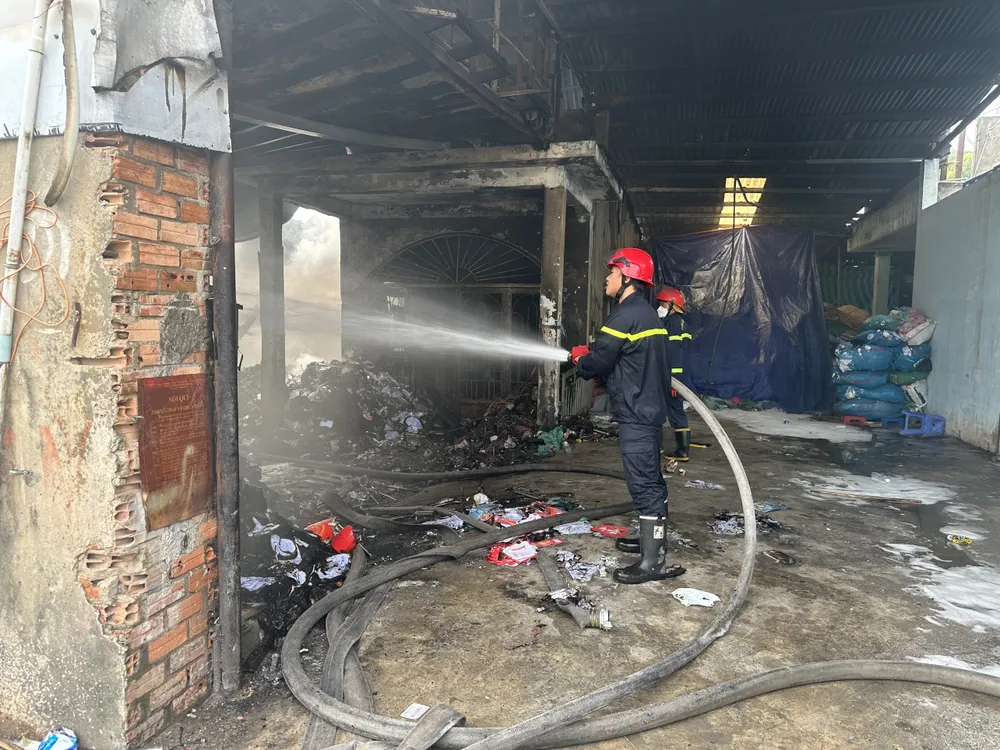 Cảnh sát PCCC phun nước chữa cháy