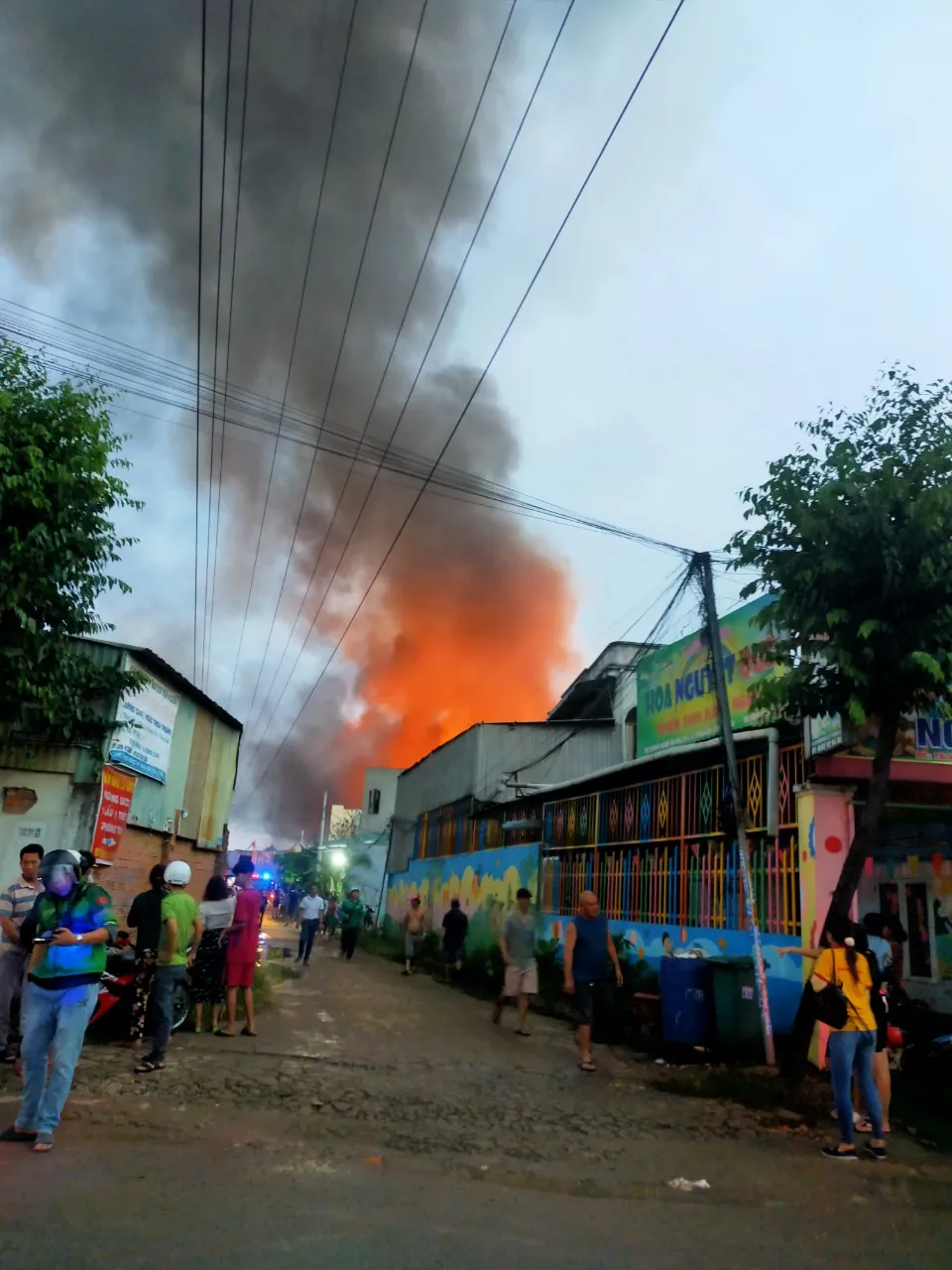 Người dân theo dõi đám cháy gần hiện trường