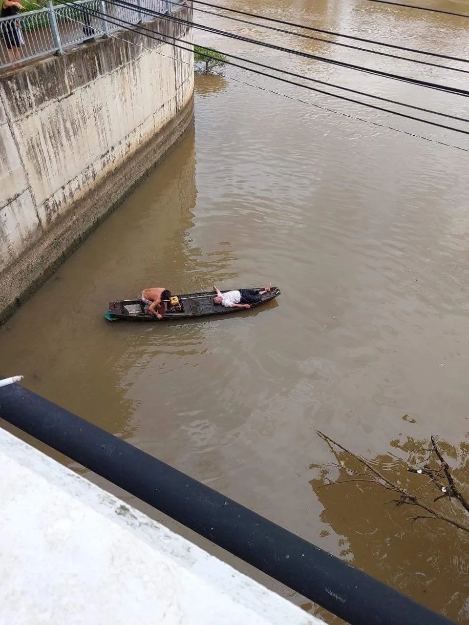 Người dân dùng ghe cứu nạn nhân