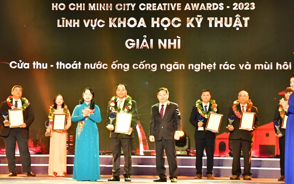Ông Bùi Văn Trường (thứ 4 từ trái sang) nhận Giải thưởng Sáng tạo TPHCM lần III, năm 2023