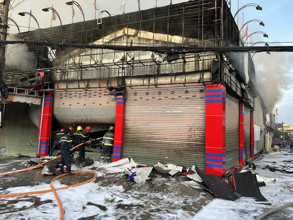 Lực lượng chức năng kịp thời khống chế đám cháy