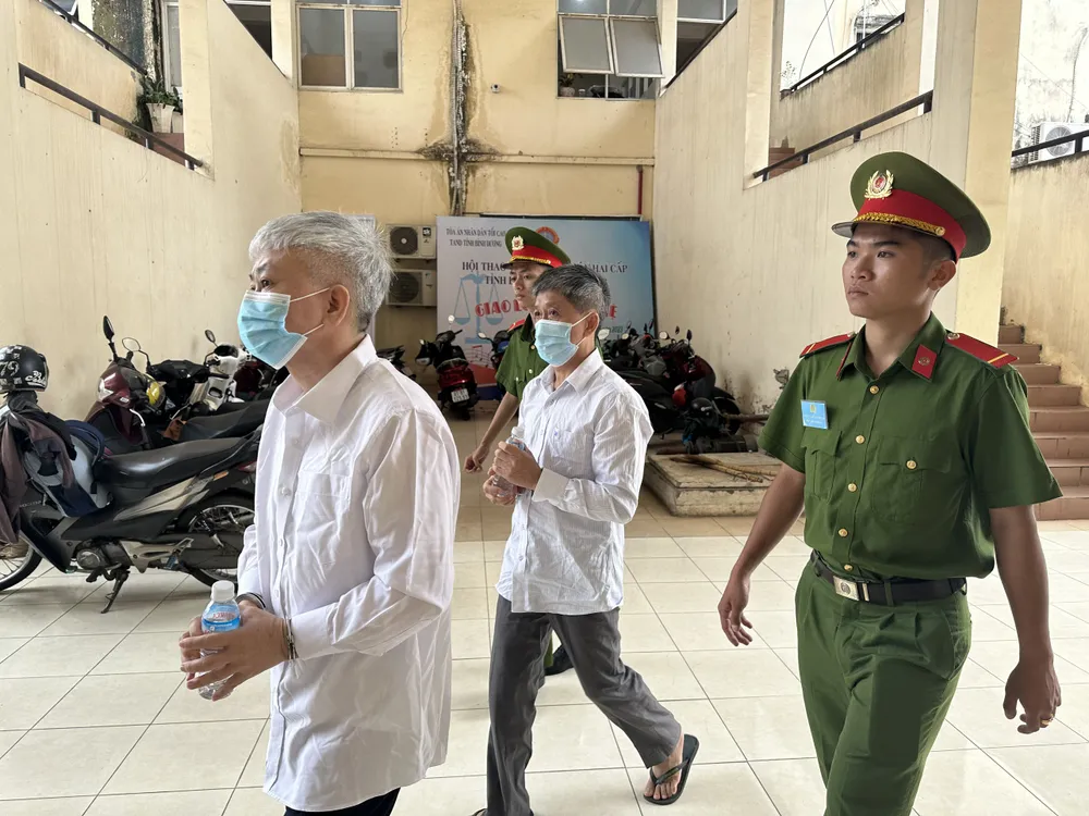 Các bị cáo bị dẫn giải đến tòa