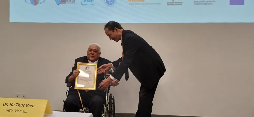 Đại diện Ban Tổ chức hội nghị trao Giải thưởng cống hiến năm 2023 cho PGS-TS Cao Minh Thì Đại diện Ban Tổ chức hội nghị trao Giải thưởng cống hiến năm 2023 cho PGS-TS Cao Minh Thì