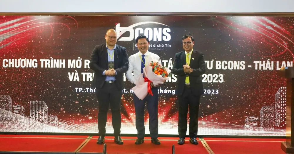 Ông Lê Như Thạch và đại diện tập đoàn A Asset, Thái Lan tri ân đại diện lãnh đạo TP Dĩ An Ông Lê Như Thạch và đại diện tập đoàn A Asset, Thái Lan tri ân đại diện lãnh đạo TP Dĩ An