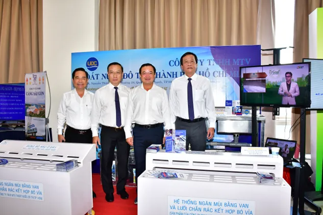 Lãnh đạo Đảng uỷ Khối Doanh nghiệp TPHCM thăm gian hàng trưng bày của UDC