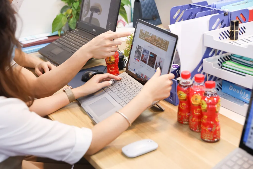 Trà thanh nhiệt Dr Thanh trở thành thức uống được yêu thích của dân văn phòng mùa Tết nhờ khả năng thanh lọc cơ thể để tươi mát mỗi ngày khi chạy deadline.