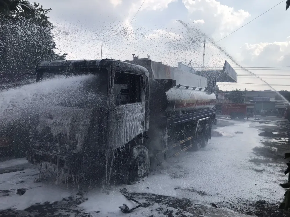 Xe bồn cháy ở khu vực cabin