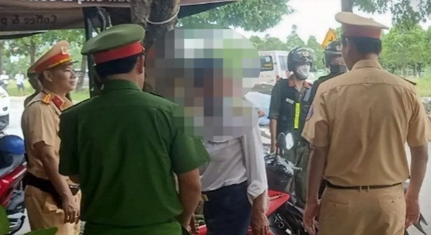 Ông S. (áo trắng) không chấp hành đo nồng độ cồn đã bị xử lý kỷ luật