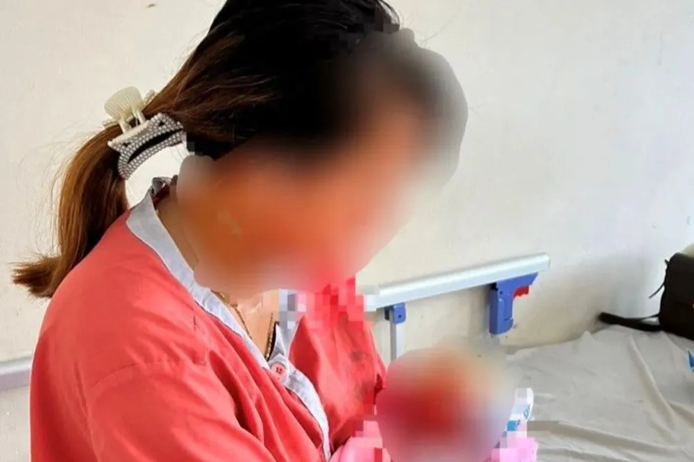 Bé sơ sinh bị chiếm đoạt đã được lực lượng chức năng bàn giao cho mẹ chăm sóc